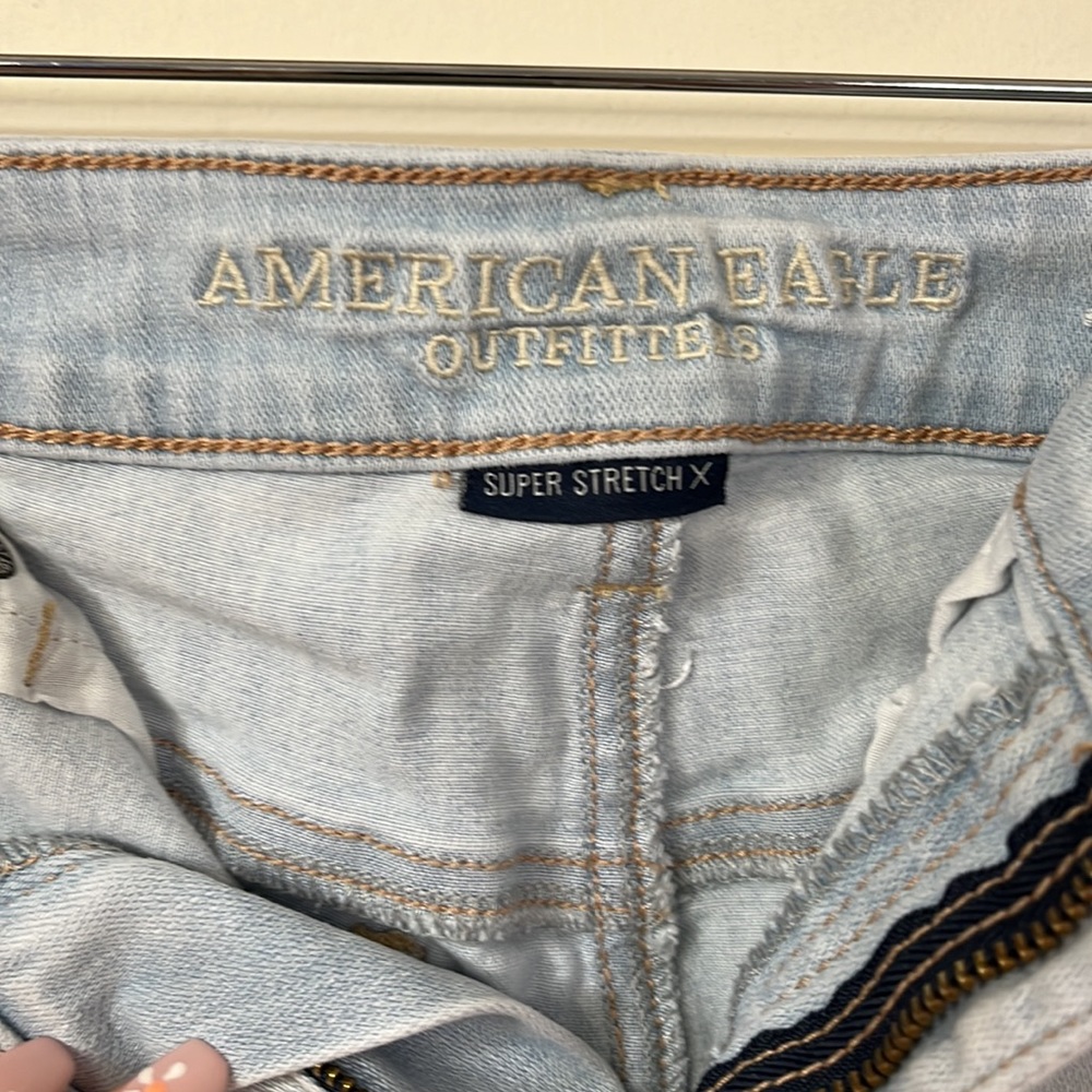 American Eagle Hi-Rise Shortie Light Wash Jean Shorts Size 4 - Picture 3 of 6